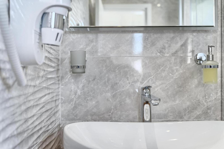 Bathroom 5, Hotel Trogirski Dvori, Trogir
