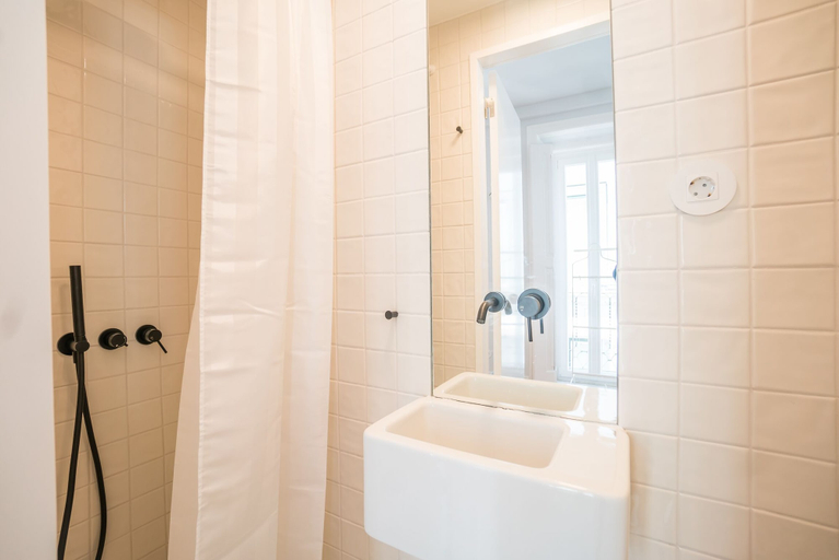Bathroom, Madragoa Studio 2, Lisbon
