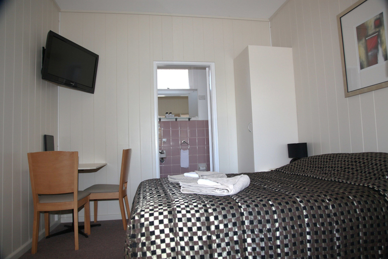 Bedroom 3, Titania Motel, Oberon