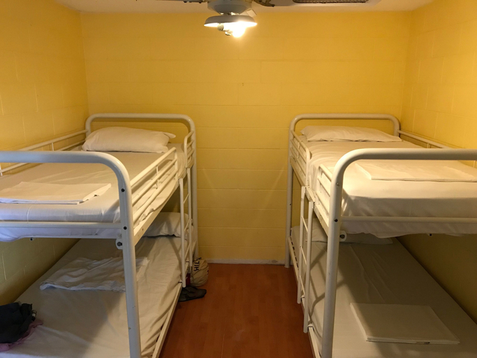 Bedroom 3, Caloundra Backpackers - Hostel, Caloundra - Caloundra S.