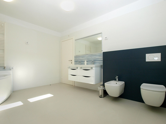 Bathroom 3, House 1939, Pula
