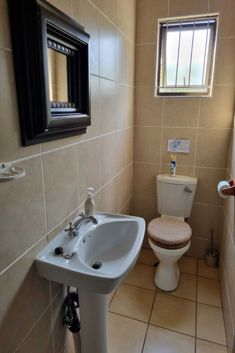 Bathroom 3, Bujumbura Guest House, Ugu