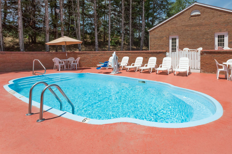 Sport & Beauty, Super 8 by Wyndham Cornelia, Habersham