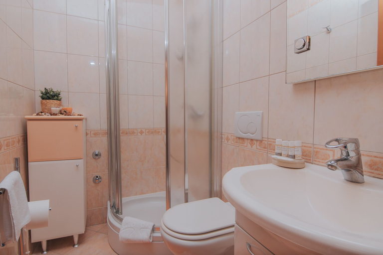 Bathroom 3, Pool Apartments Tolo, Novalja