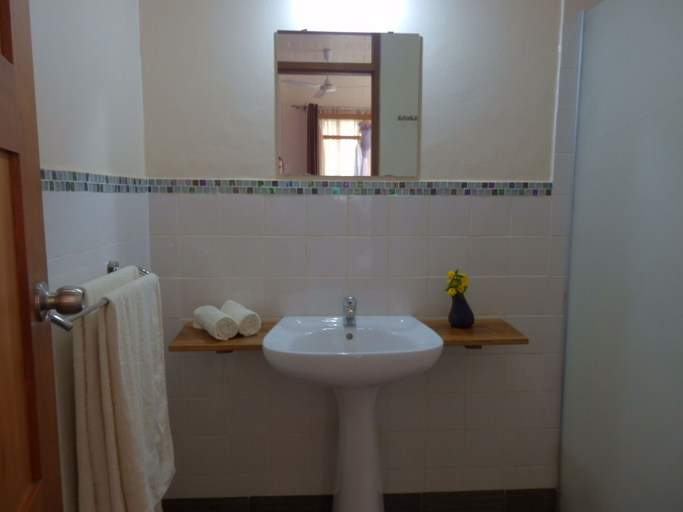Bathroom 3, Dutchess, Fort Portal