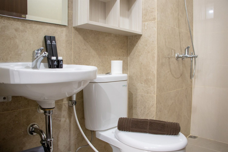 Bathroom 5, Spacious and Nice 3BR at Transpark Cibubur Apartment By Travelio, Depok