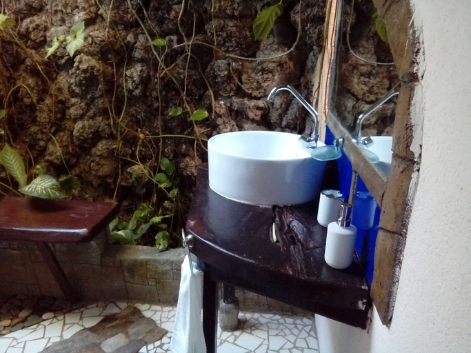 Bathroom 4, Hotel La Tora, Managua
