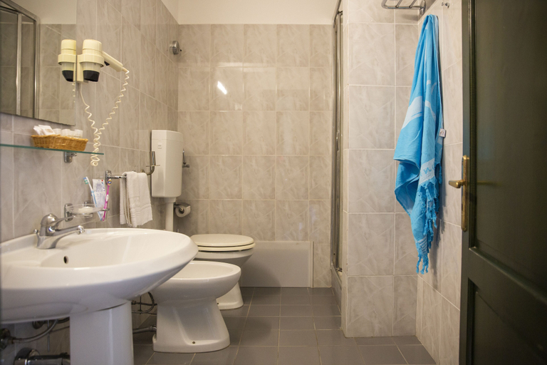 Bathroom 4, Hotel Al Madarig, Trapani