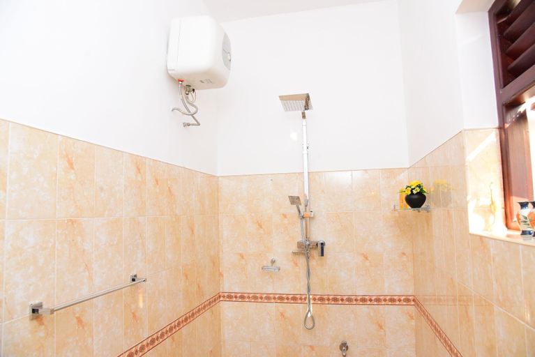 Bathroom 4, White Villa Airport Transit Hotel, Katana