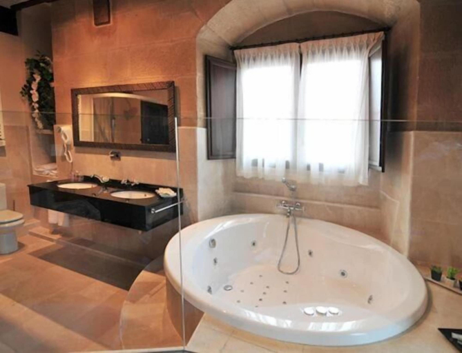 Bathroom 4, Palacio de Casafuerte, La Rioja