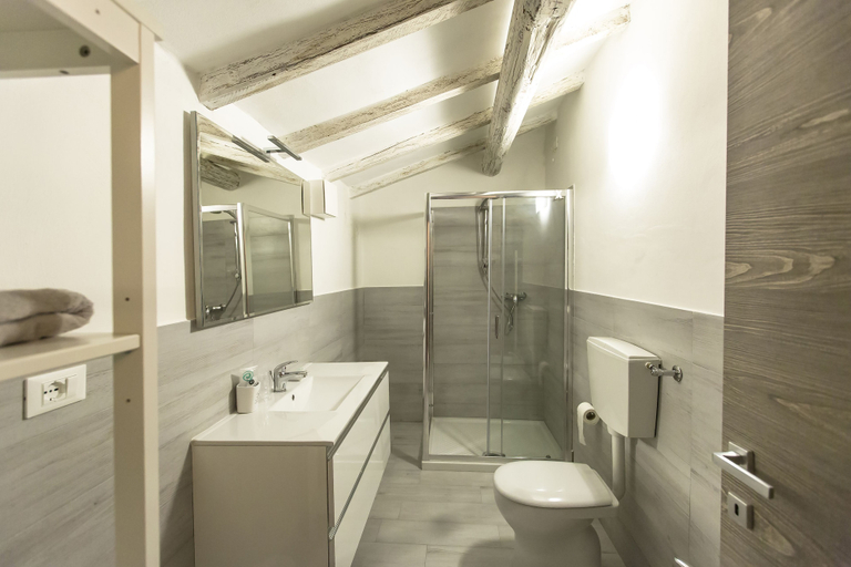 Bathroom 5, 700 Enolocanda, Pavia