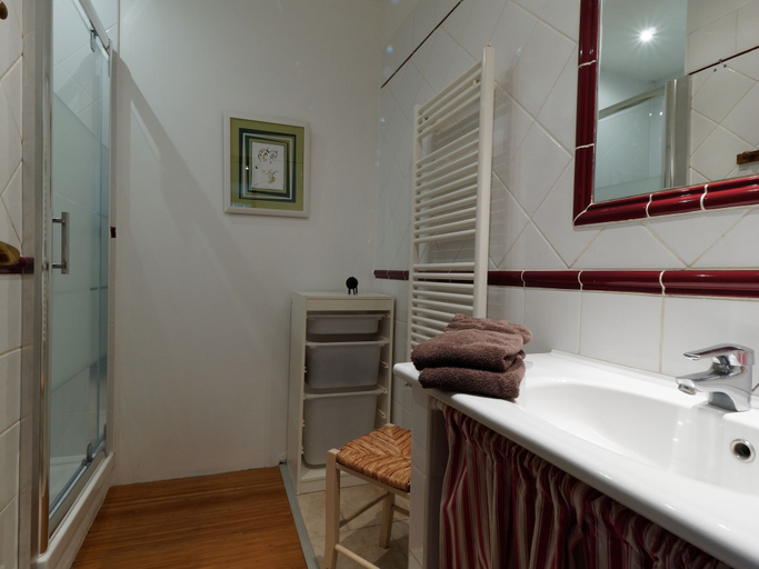 Bathroom 5, Les Célestines, Marne