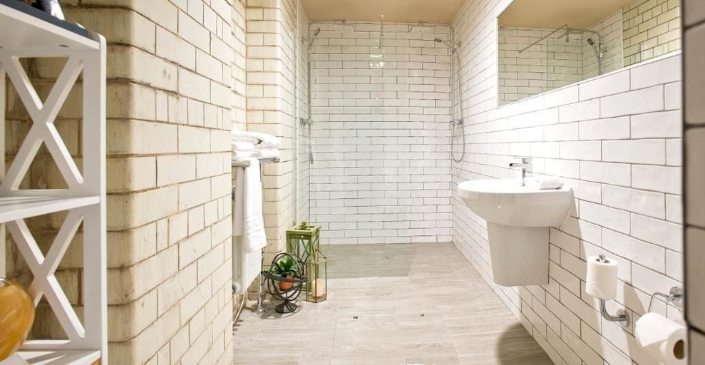 Bathroom 5, Manchester Hall, Manchester