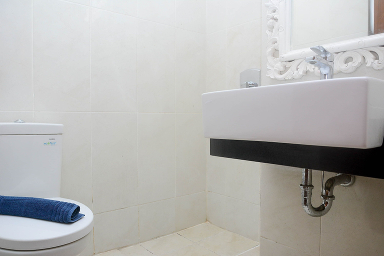 Bathroom 3, Gorgeous and Strategic Studio Apartment at Capitol Park Residence, Jakarta Pusat