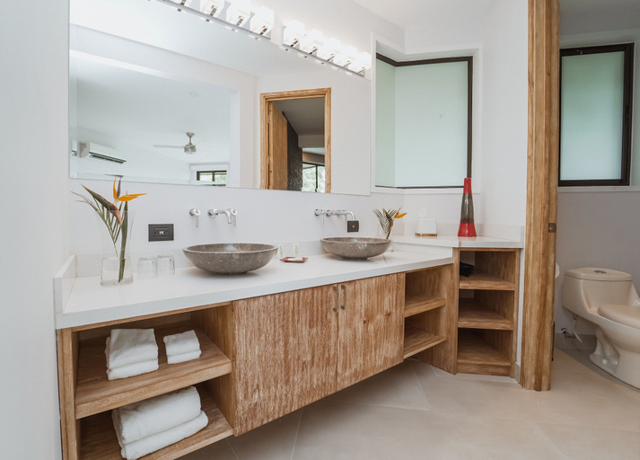 Bathroom 5, Tulemar Resort, Aguirre