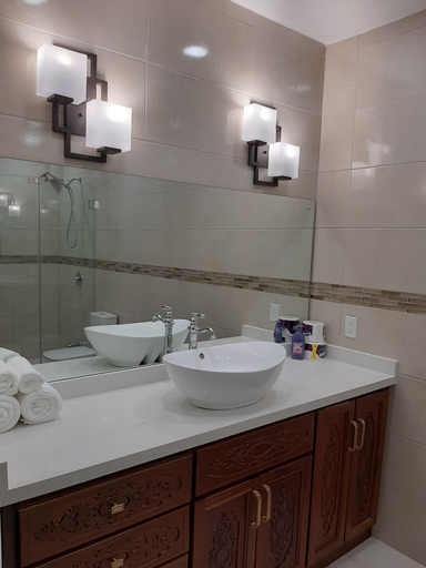 Bathroom 4, PeSheres Inn & Spa
