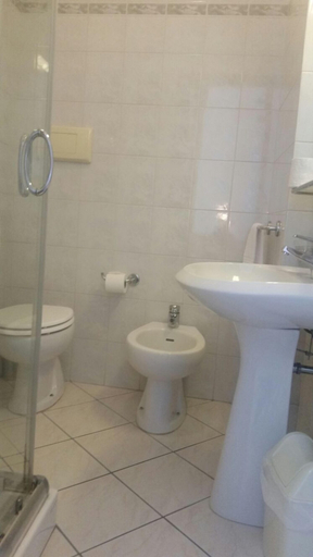 Bathroom 2, Hotel Astoria, Lucca