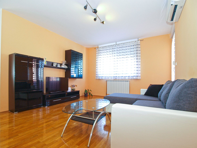 Others 5, Apartment 1920, Pula
