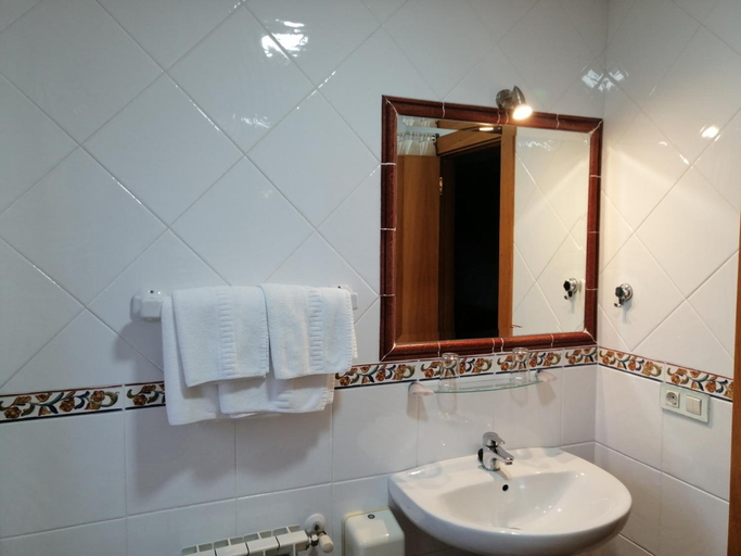 Bathroom 4, Hotel Pugide, Asturias