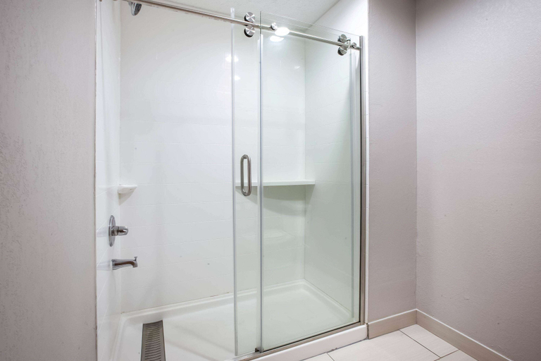 Bathroom 4, Baymont by Wyndham Traverse City, Grand Traverse