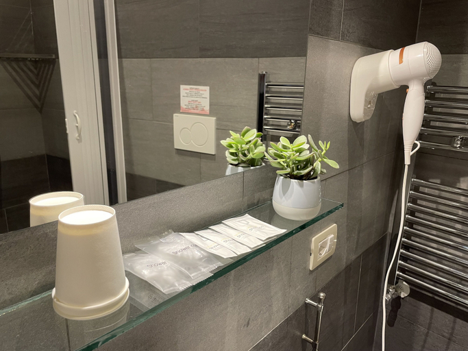 Bathroom 5, Roman Holidays Rooms Otranto, Roma