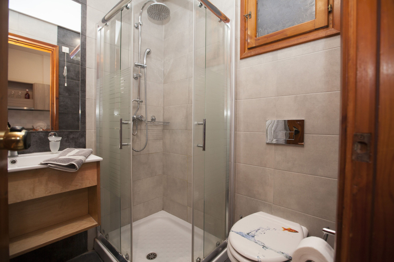 Bathroom 5, John & Mary's Studios, South Aegean