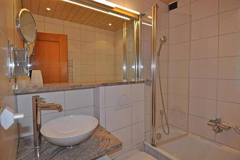 Bathroom, Stachelbeere OG, Goms