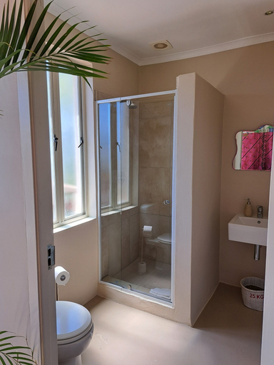 Bathroom 5, THE BIG Luxury Backpackers, City of Cape Town