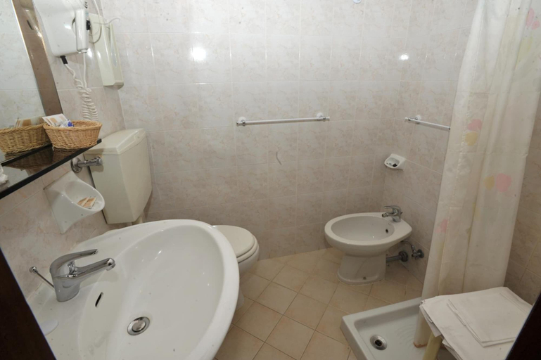 Bathroom 3, Hotel Conca D'Oro, Modena