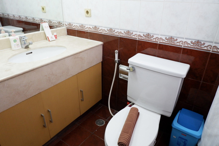 Bathroom 5, Strategic 3BR Apt at Sudirman Tower Condominuim, Jakarta Selatan