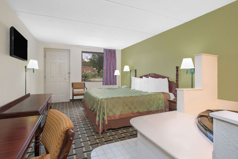 Bedroom 3, Days Inn by Wyndham Eufaula AL, Barbour
