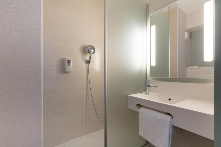Bathroom 4, B&B HOTEL MARSEILLE La Valentine Saint-Menet, Bouches-du-Rhône