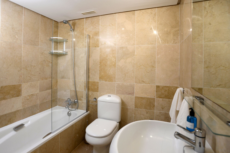 Bathroom 4, Sierra Bermeja 1-414, Málaga