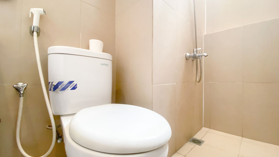 Bathroom 5, Comfort Stay and Nice 2BR Apartment at Elpis Residence By Travelio, Jakarta Pusat