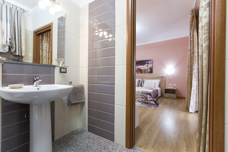 Bathroom 5, Il Sole, Sassari