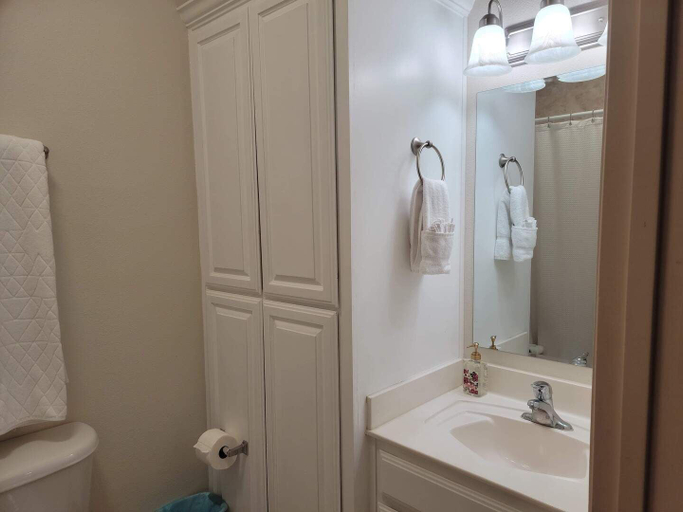 Bathroom 4, Mar y Sol II #2, Cameron