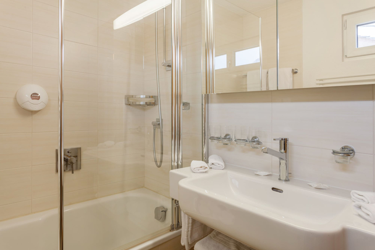 Bathroom 4, Hotel Bristol, Visp