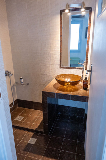 Bathroom 4, Le Grand Blue, South Aegean