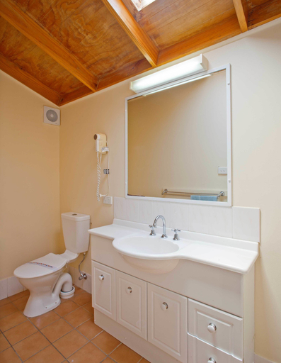Bathroom 5, Blue Lagoon Beach Resort, Wyong - South and West