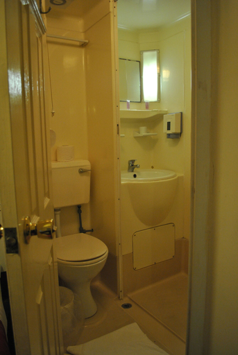 Bathroom 3, Guilford House Hotel, London