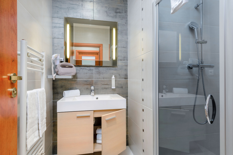 Bathroom 5, Appart’Hôtel La Villa Carnot Cannes, Alpes-Maritimes