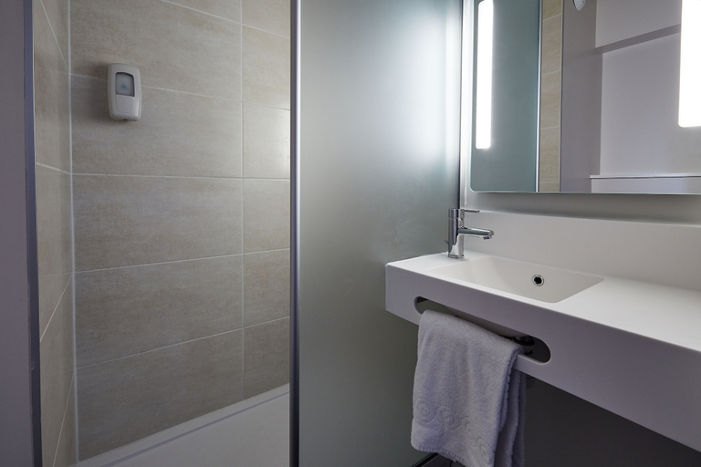 Bathroom 4, B&B HOTEL Montpellier Vendargues, Hérault