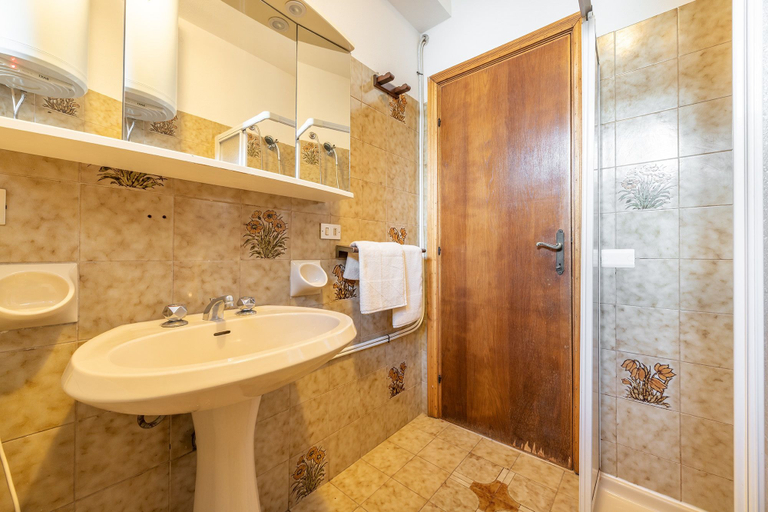 Bathroom 3, Casa Collodi, Nuoro