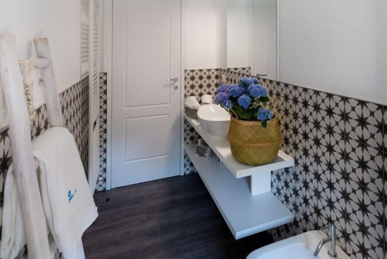 Bathroom 2, Maji Como Lake apartments, Lecco