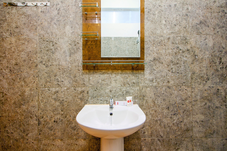 Bathroom 3, OYO 2311 C9 Exclusive, Sleman
