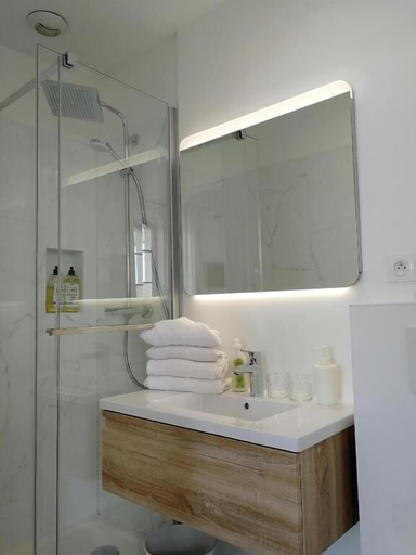 Bathroom 4, Hotel Bellevue Marseille, Bouches-du-Rhône