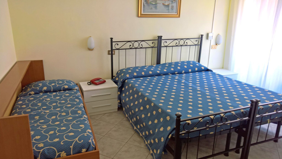 Bedroom 3, Albergo Golfo, Grosseto