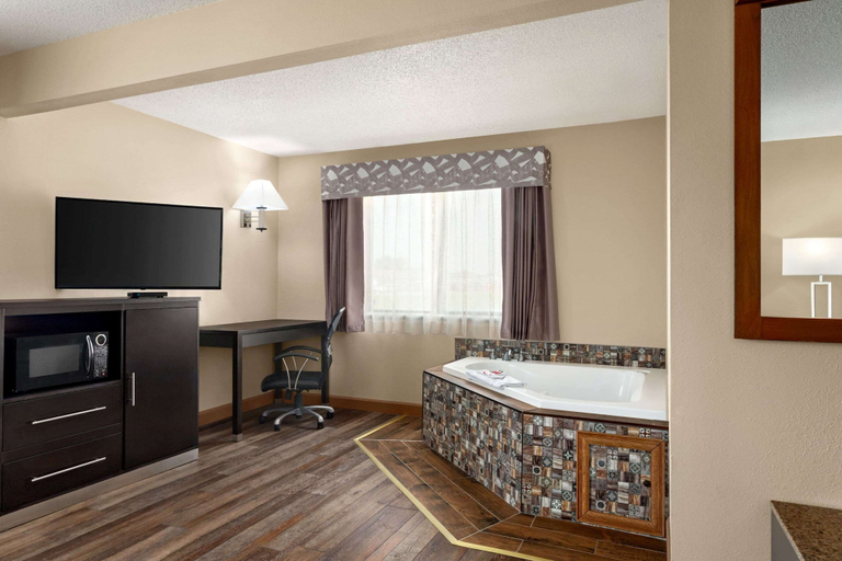 Bathroom 4, Super 8 by Wyndham Chillicothe, Livingston