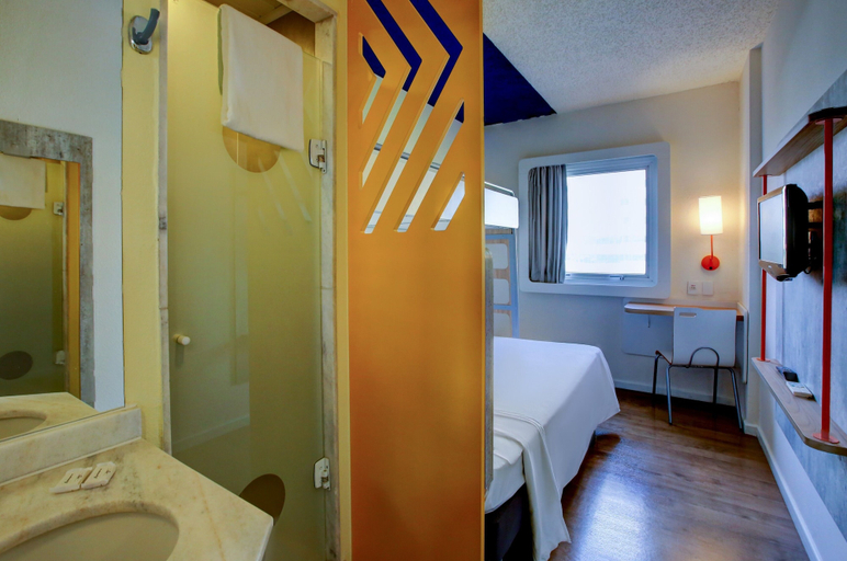 Bathroom 5, ibis budget Tambore, Barueri