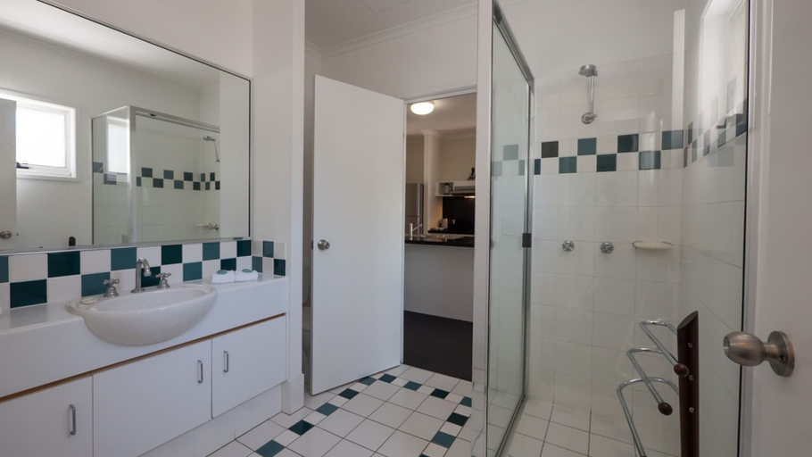 Bathroom 4, Marlin Cove Resort, Cairns